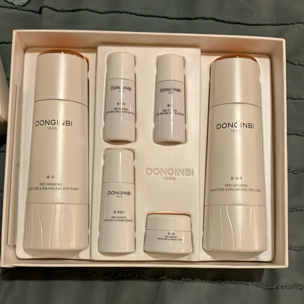 Elegant White Skincare Moisturizer Set